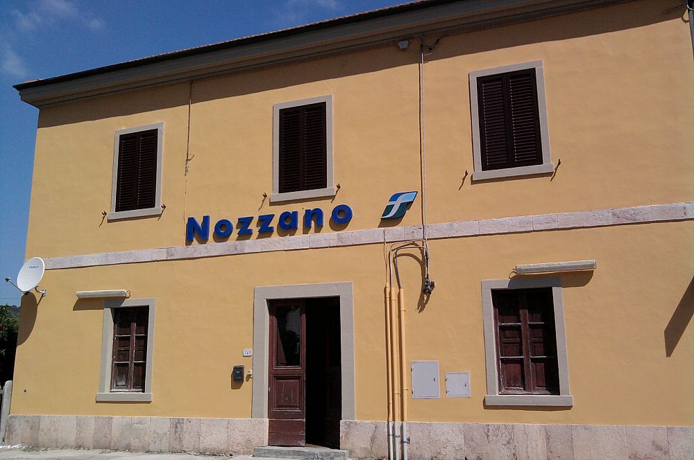 Fabbricato Viaggiatori Stazione FS di Nozzano (LU)